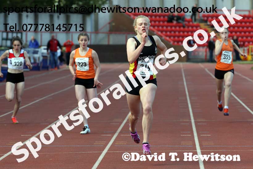 Girls under-15s 200 metres, North Eastern Track and Field Champs, Gateshead Stadium. Photo: David T. Hewitson/Sports for All Pics